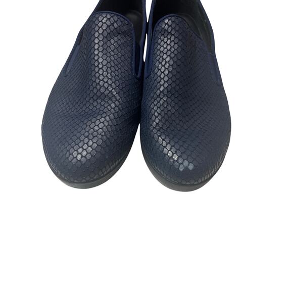 FitFlop SlipOn Comfort Shoes 8.5 Navy Embossed Snake Print Loafer Casual Walking - Picture 1 of 9
